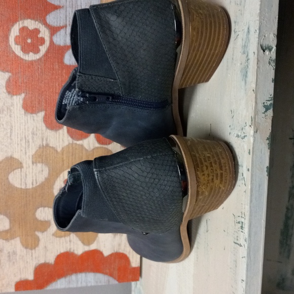 Simply Vera Vera Wang Vienna Blue, Pointed Toe, Inside Zip, Ankle Boots - Picture 3 of 16